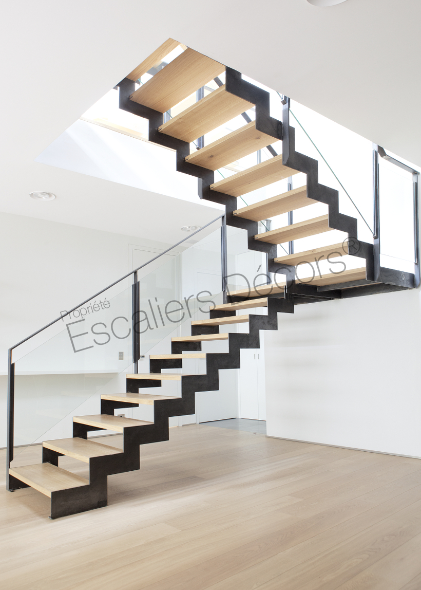 Photo DT127 - ESCA'DROIT® 2/4 Tournants avec Palier Intermédiaire. Escalier d'intérieur design en acier, bois et verre pour un intérieur type loft. Vue 7